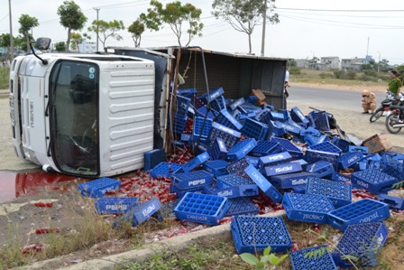 H&agrave;ng trăm chai nước ngọt đổ xuống đường, kh&ocirc;ng ai &ldquo;h&ocirc;i của&rdquo; 1