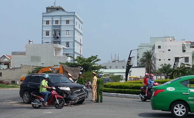 T&agrave;i xế &ldquo;ph&ecirc;&rdquo; l&aacute;i xế hộp đ&acirc;m đu&ocirc;i xe container! 1