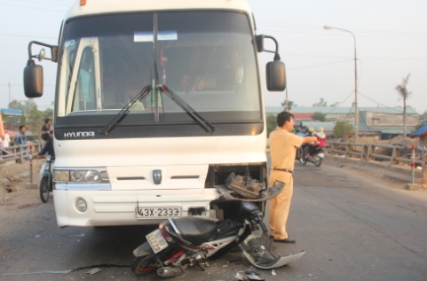 Người đi xe m&aacute;y văng v&agrave;i m&eacute;t sau va chạm với xe kh&aacute;ch 1