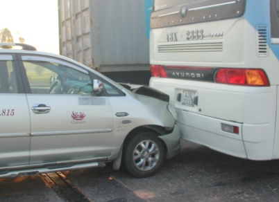 Người đi xe m&aacute;y văng v&agrave;i m&eacute;t sau va chạm với xe kh&aacute;ch 2