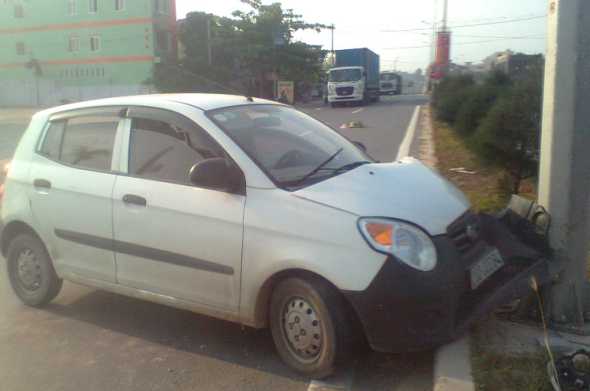 Lao xe 4 chỗ l&ecirc;n dải ph&acirc;n c&aacute;ch v&agrave; trụ đ&egrave;n 1