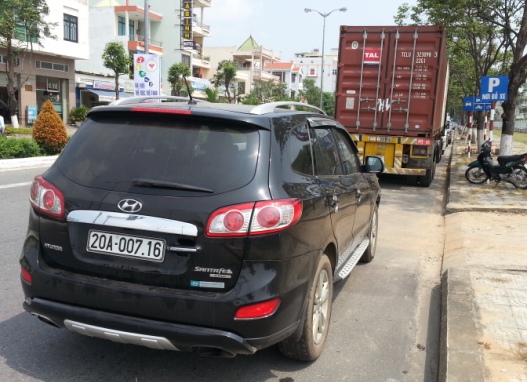 T&agrave;i xế &ldquo;ph&ecirc;&rdquo; l&aacute;i xế hộp đ&acirc;m đu&ocirc;i xe container! 2