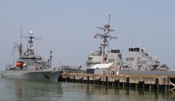 Hai tàu hải quân Hoa Kỳ cập cảng Tiên Sa 1