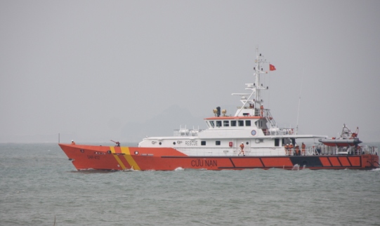 Đưa ngư d&acirc;n bị nạn tr&ecirc;n biển v&agrave;o bờ 1