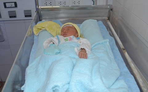 X&oacute;t xa em b&eacute; sơ sinh bị mẹ bỏ lại trước cửa ch&ugrave;a 1