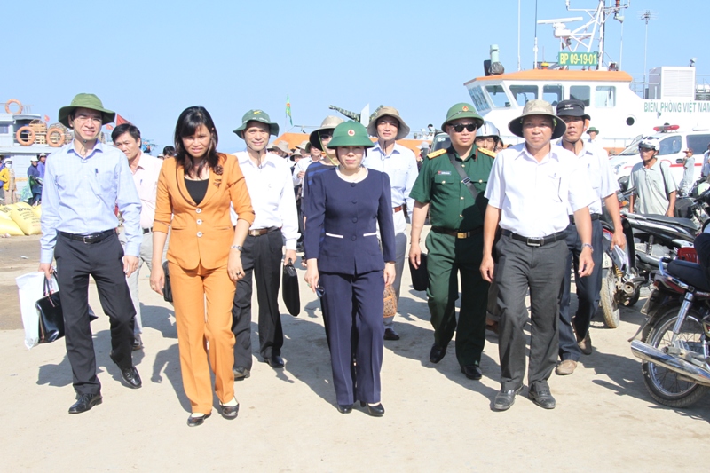 Bộ trưởng Nguyễn Thị Kim Tiến &ldquo;mục sở thị&rdquo; t&agrave;u ngư d&acirc;n ở đảo L&yacute; Sơn 1