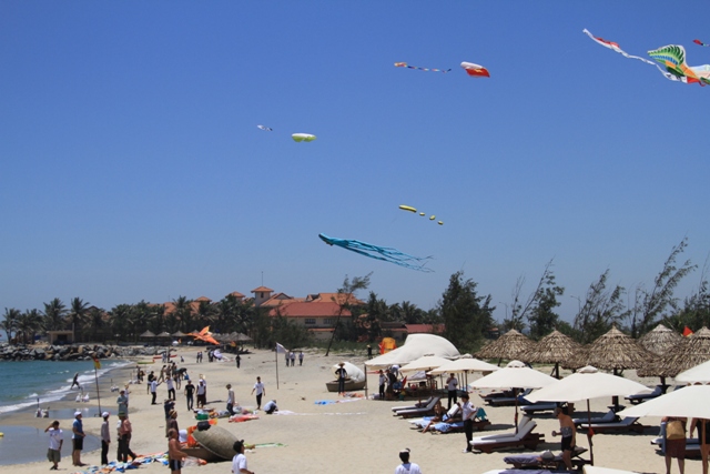 H&agrave;ng trăm con diều bay rợp trời b&ecirc;n biển Hội An 1