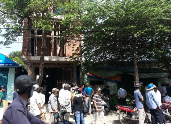 Vợ kh&oacute;c thảm thương b&ecirc;n thi thể chồng sau khi bị điện giật 1