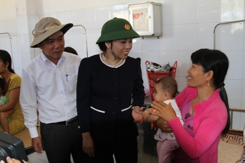 Bộ trưởng Nguyễn Thị Kim Tiến &ldquo;mục sở thị&rdquo; t&agrave;u ngư d&acirc;n ở đảo L&yacute; Sơn 10