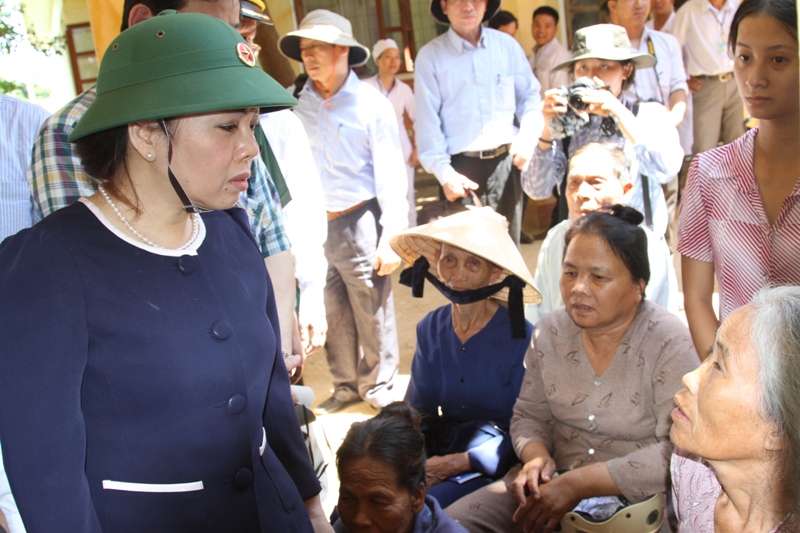 Bộ trưởng Nguyễn Thị Kim Tiến &ldquo;mục sở thị&rdquo; t&agrave;u ngư d&acirc;n ở đảo L&yacute; Sơn 11