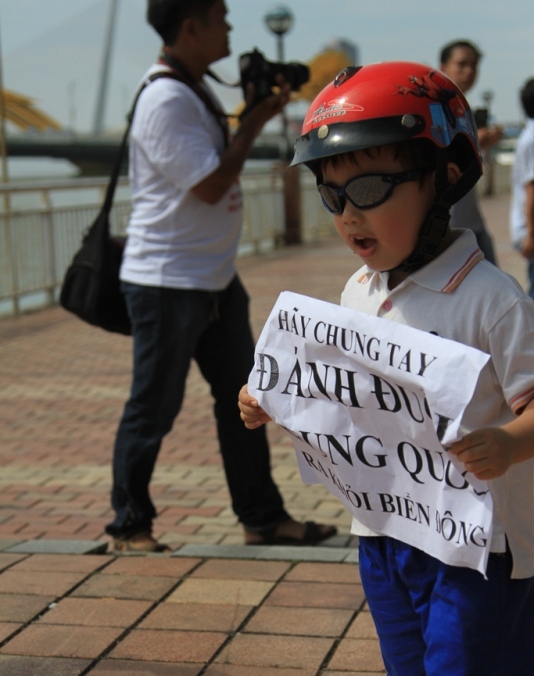 Người d&acirc;n Đ&agrave; Nẵng xuống đường phản đối Trung Quốc 11