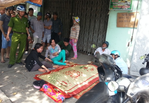 Vợ kh&oacute;c thảm thương b&ecirc;n thi thể chồng sau khi bị điện giật 2