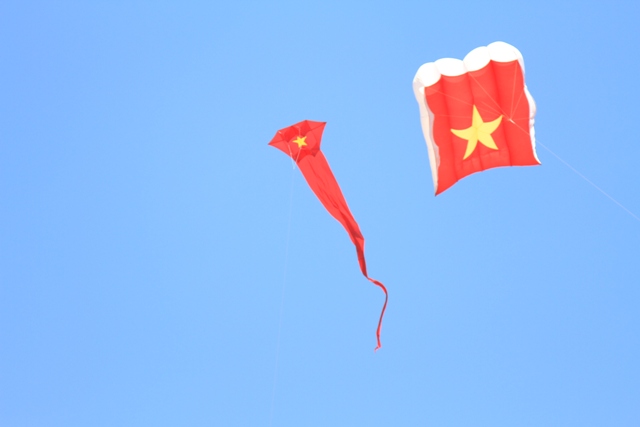 H&agrave;ng trăm con diều bay rợp trời b&ecirc;n biển Hội An 21