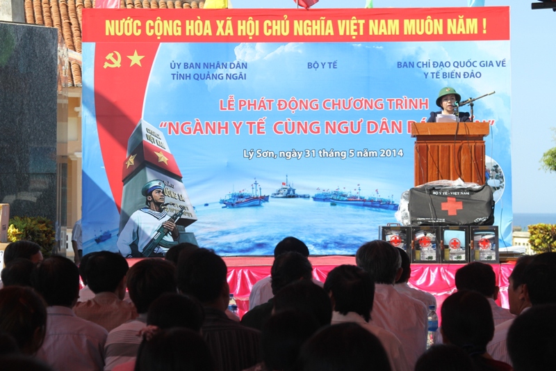 Bộ trưởng Nguyễn Thị Kim Tiến &ldquo;mục sở thị&rdquo; t&agrave;u ngư d&acirc;n ở đảo L&yacute; Sơn 3