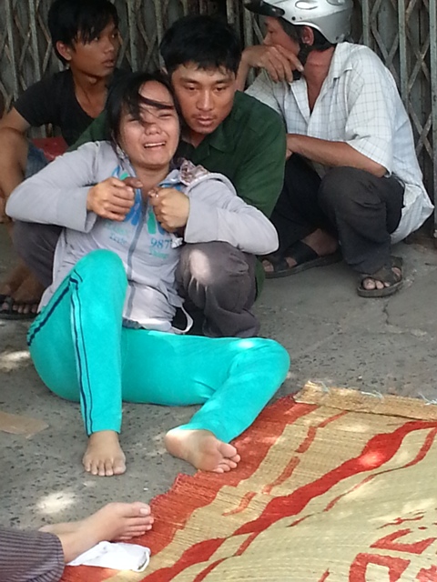 Vợ kh&oacute;c thảm thương b&ecirc;n thi thể chồng sau khi bị điện giật 3