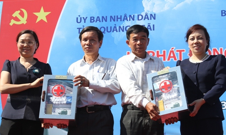 Bộ trưởng Nguyễn Thị Kim Tiến &ldquo;mục sở thị&rdquo; t&agrave;u ngư d&acirc;n ở đảo L&yacute; Sơn 4