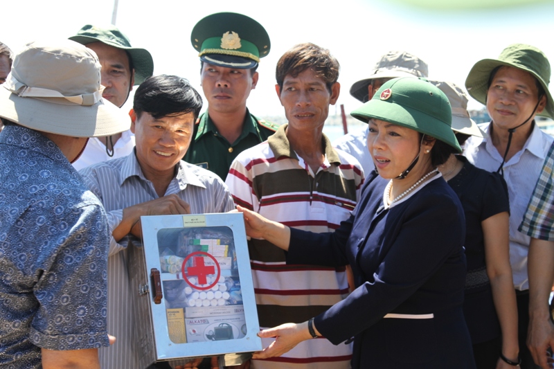 Bộ trưởng Nguyễn Thị Kim Tiến &ldquo;mục sở thị&rdquo; t&agrave;u ngư d&acirc;n ở đảo L&yacute; Sơn 5