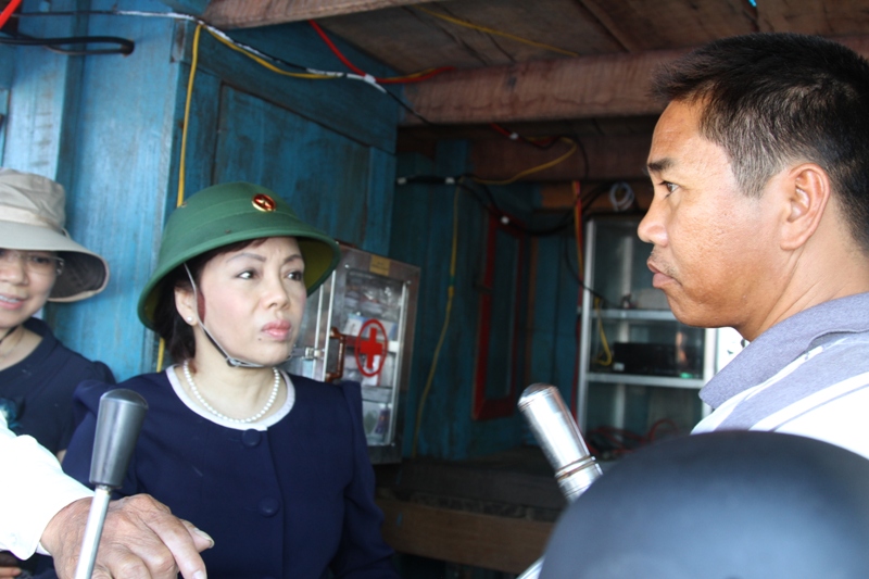 Bộ trưởng Nguyễn Thị Kim Tiến &ldquo;mục sở thị&rdquo; t&agrave;u ngư d&acirc;n ở đảo L&yacute; Sơn 6