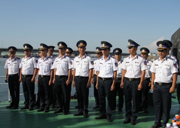 Tặng huy hiệu &ldquo;Tuổi trẻ dũng cảm&rdquo; cho hai chiến sĩ Cảnh s&aacute;t biển Việt Nam 2