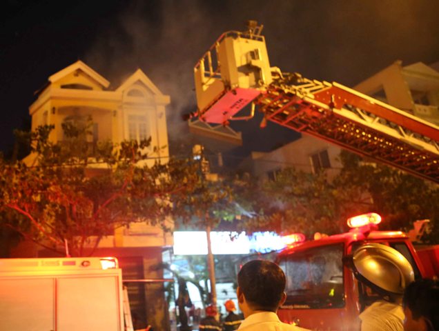 Tầng 3 ng&ocirc;i nh&agrave; bốc ch&aacute;y dữ dội giữa phố 2