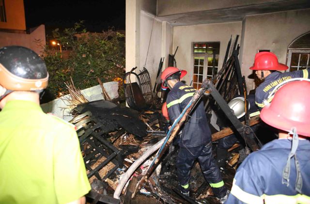 Tầng 3 ng&ocirc;i nh&agrave; bốc ch&aacute;y dữ dội giữa phố 3