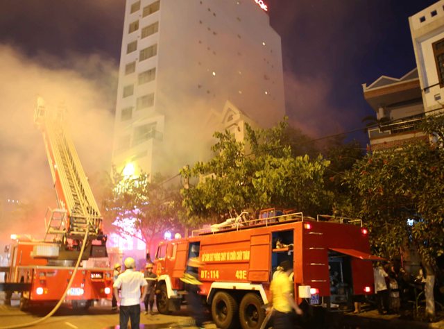 Tầng 3 ng&ocirc;i nh&agrave; bốc ch&aacute;y dữ dội giữa phố 1