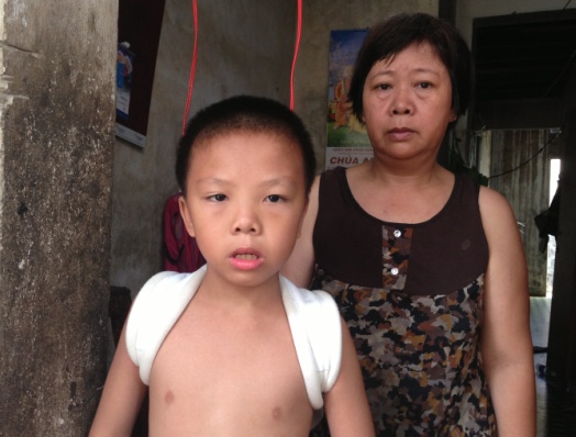Phẫn nộ nam thanh ni&ecirc;n đ&aacute;nh cậu b&eacute; 13 tuổi bị thương 2