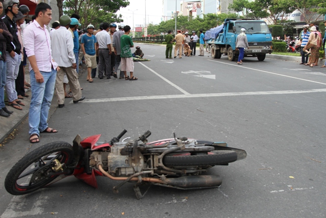 Vợ kh&oacute;c thảm thiết b&ecirc;n thi thể chồng sau tai nạn 1