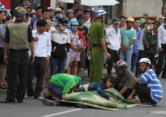 Vợ kh&oacute;c thảm thiết b&ecirc;n thi thể chồng sau tai nạn 3