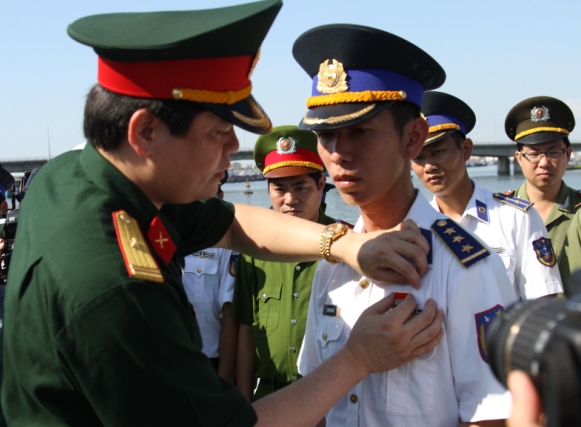 Tặng huy hiệu &ldquo;Tuổi trẻ dũng cảm&rdquo; cho hai chiến sĩ Cảnh s&aacute;t biển Việt Nam 1