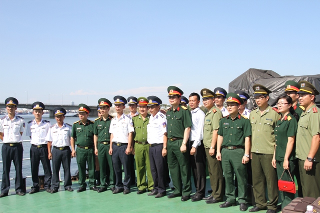 Tặng huy hiệu &ldquo;Tuổi trẻ dũng cảm&rdquo; cho hai chiến sĩ Cảnh s&aacute;t biển Việt Nam 3