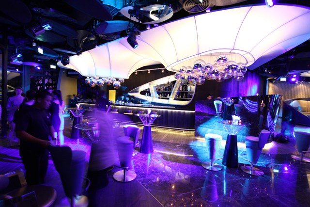 Từ Sky bar cao nhất Việt Nam ngắm s&ocirc;ng H&agrave;n rực rỡ 1