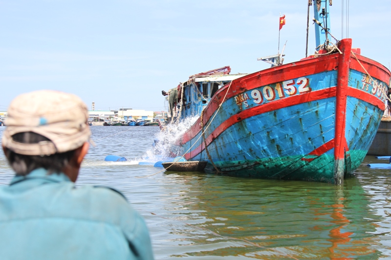 Xót xa nhìn tàu cá bị đâm chìm ở vùng biển Hoàng Sa được đưa lên bờ 3