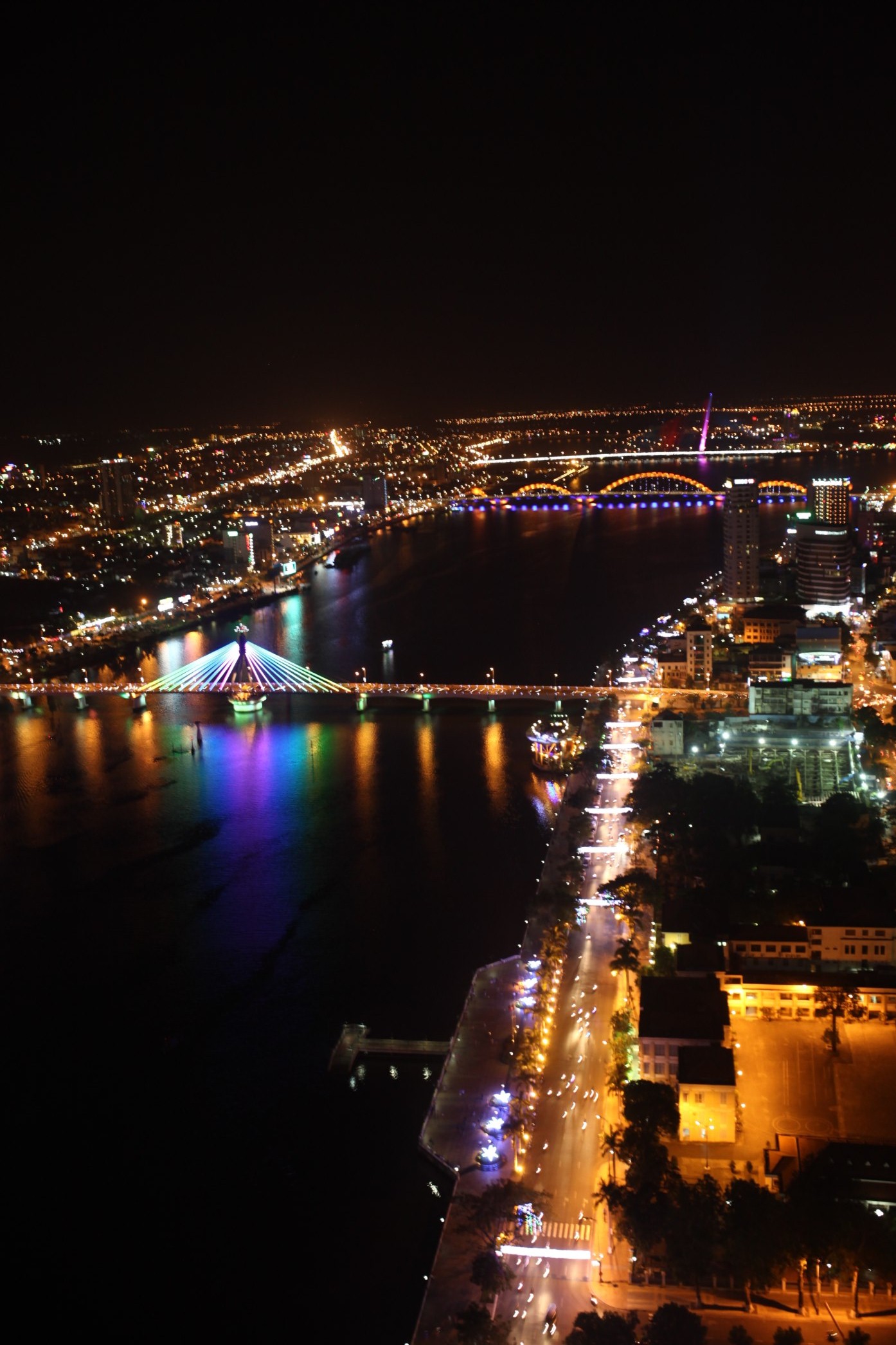 Từ Sky bar cao nhất Việt Nam ngắm s&ocirc;ng H&agrave;n rực rỡ 6