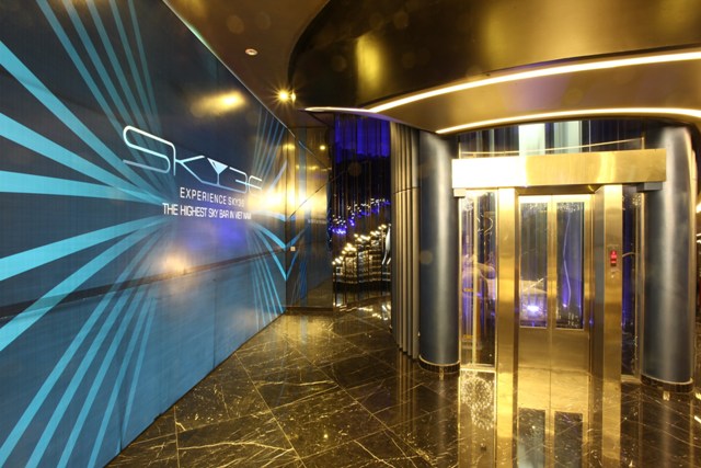 Từ Sky bar cao nhất Việt Nam ngắm s&ocirc;ng H&agrave;n rực rỡ 7