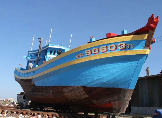 Ph&oacute; Thủ tướng Vũ Văn Ninh tặng qu&agrave; cho ngư d&acirc;n từ Ho&agrave;ng Sa trở về 6