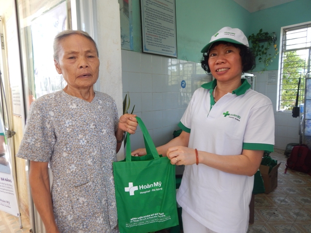 Kh&aacute;m v&agrave; cấp ph&aacute;t thuốc miễn ph&iacute; cho người d&acirc;n ngh&egrave;o 2