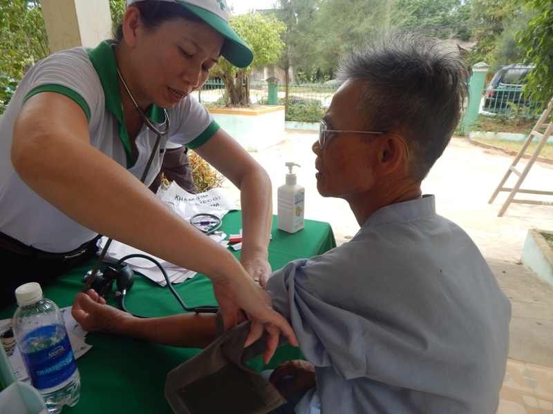 Kh&aacute;m v&agrave; cấp ph&aacute;t thuốc miễn ph&iacute; cho người d&acirc;n ngh&egrave;o 1
