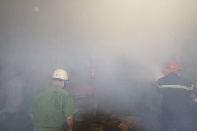 Ch&aacute;y dữ dội ở xưởng gỗ của một c&ocirc;ng ty Đ&agrave;i Loan 2