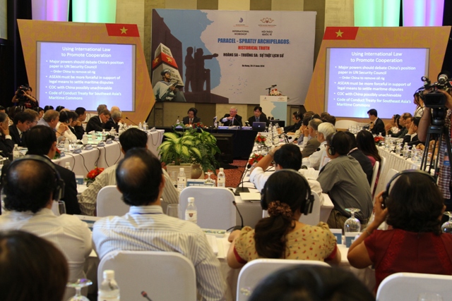 Học giả quốc tế ph&ecirc; ph&aacute;n Trung Quốc hạ đặt gi&agrave;n khoan tr&aacute;i ph&eacute;p tr&ecirc;n v&ugrave;ng biển Việt Nam 1