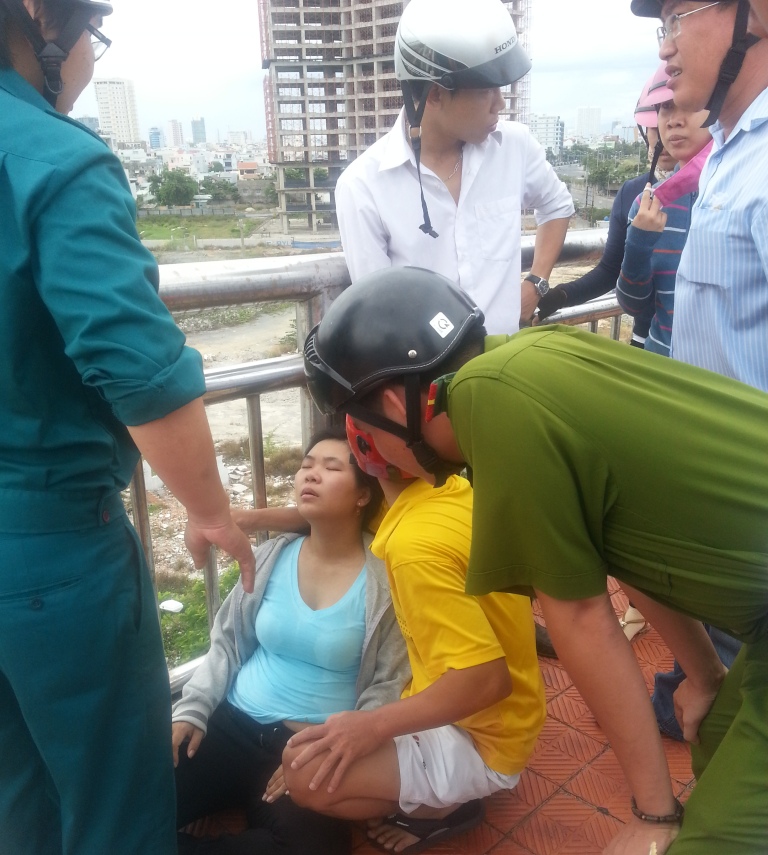 Người phụ nữ &ocirc;m con khoảng 4 th&aacute;ng tuổi định nhảy cầu tự tử 1