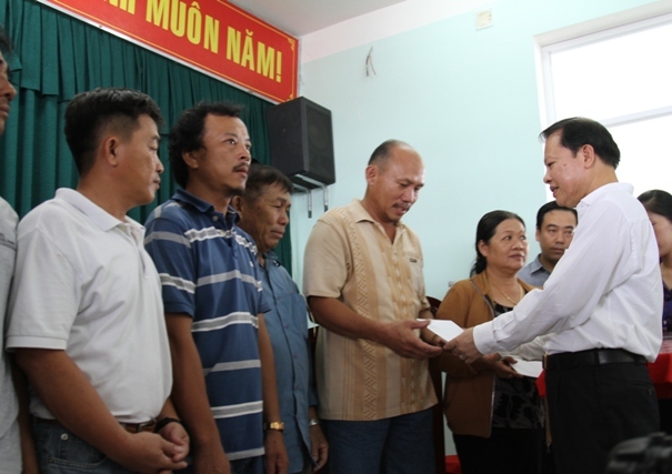 Ph&oacute; Thủ tướng Vũ Văn Ninh tặng qu&agrave; cho ngư d&acirc;n từ Ho&agrave;ng Sa trở về 4