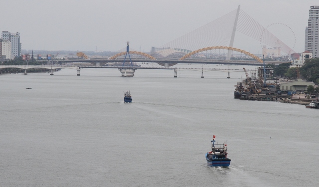 Ph&oacute; Thủ tướng Vũ Văn Ninh tặng qu&agrave; cho ngư d&acirc;n từ Ho&agrave;ng Sa trở về 5