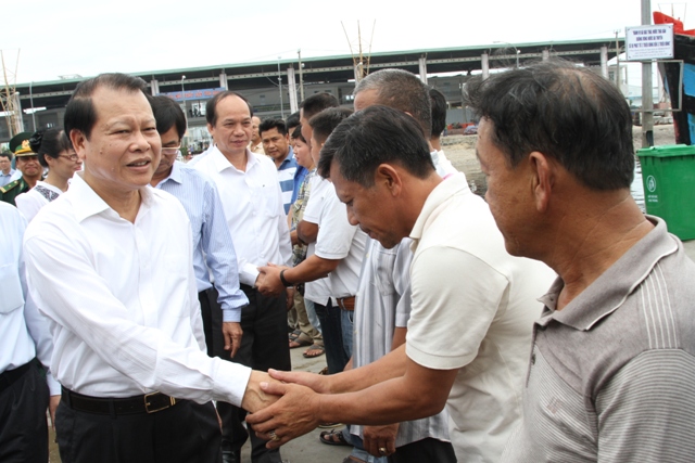 Ph&oacute; Thủ tướng Vũ Văn Ninh tặng qu&agrave; cho ngư d&acirc;n từ Ho&agrave;ng Sa trở về 3
