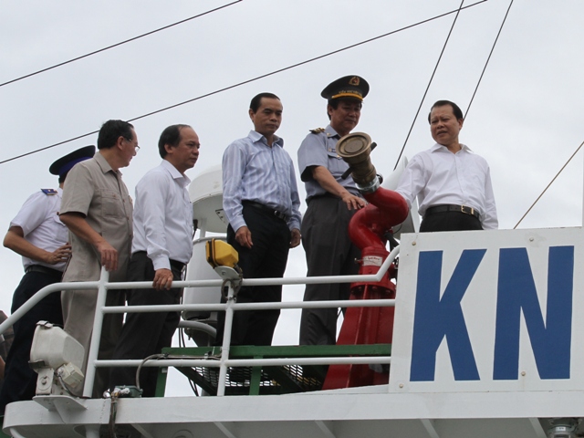 Ph&oacute; Thủ tướng Vũ Văn Ninh tặng qu&agrave; cho ngư d&acirc;n từ Ho&agrave;ng Sa trở về 1