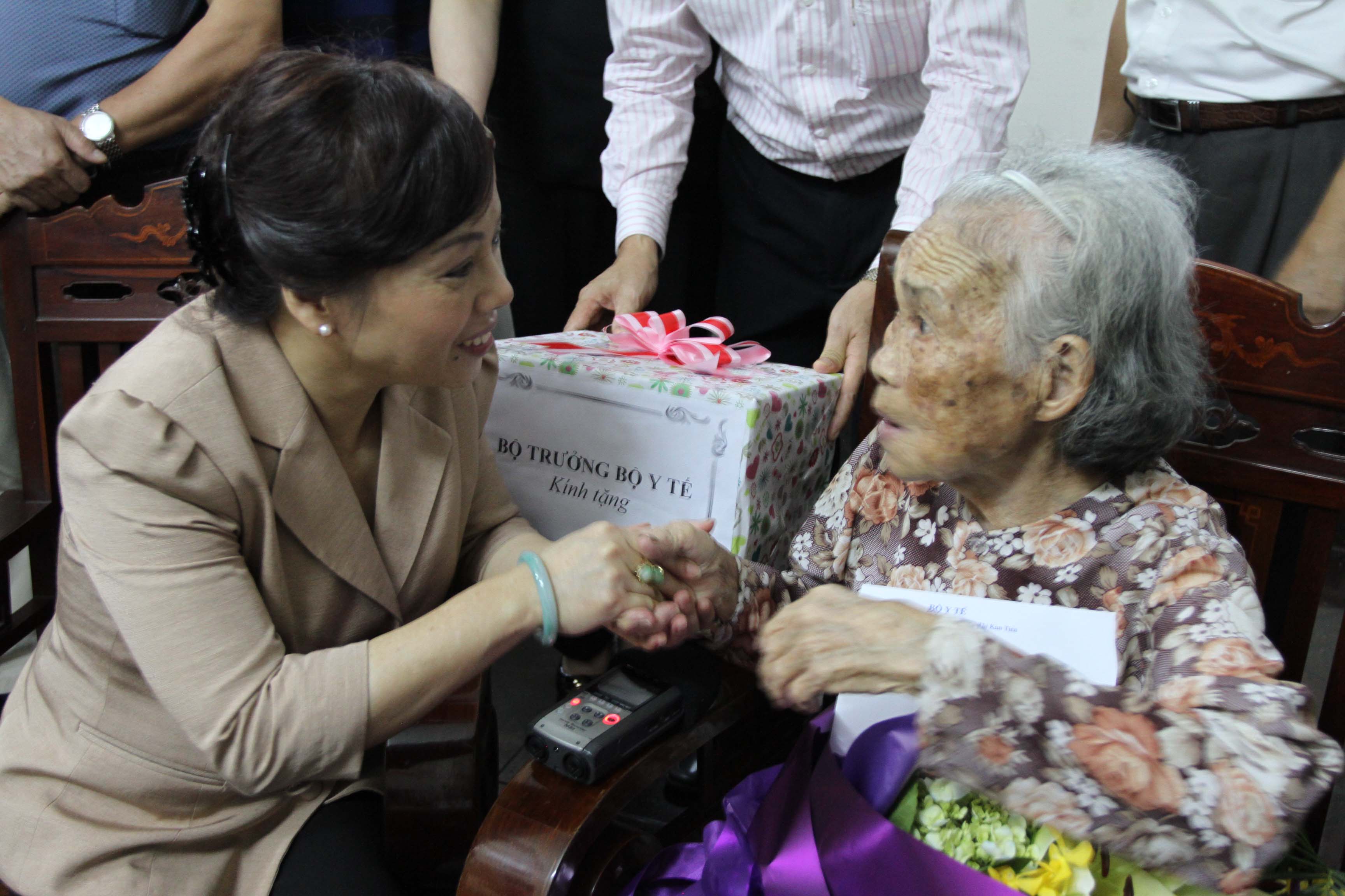 Bộ trưởng Nguyễn Thị Kim Tiến thăm  Mẹ VNAH 2