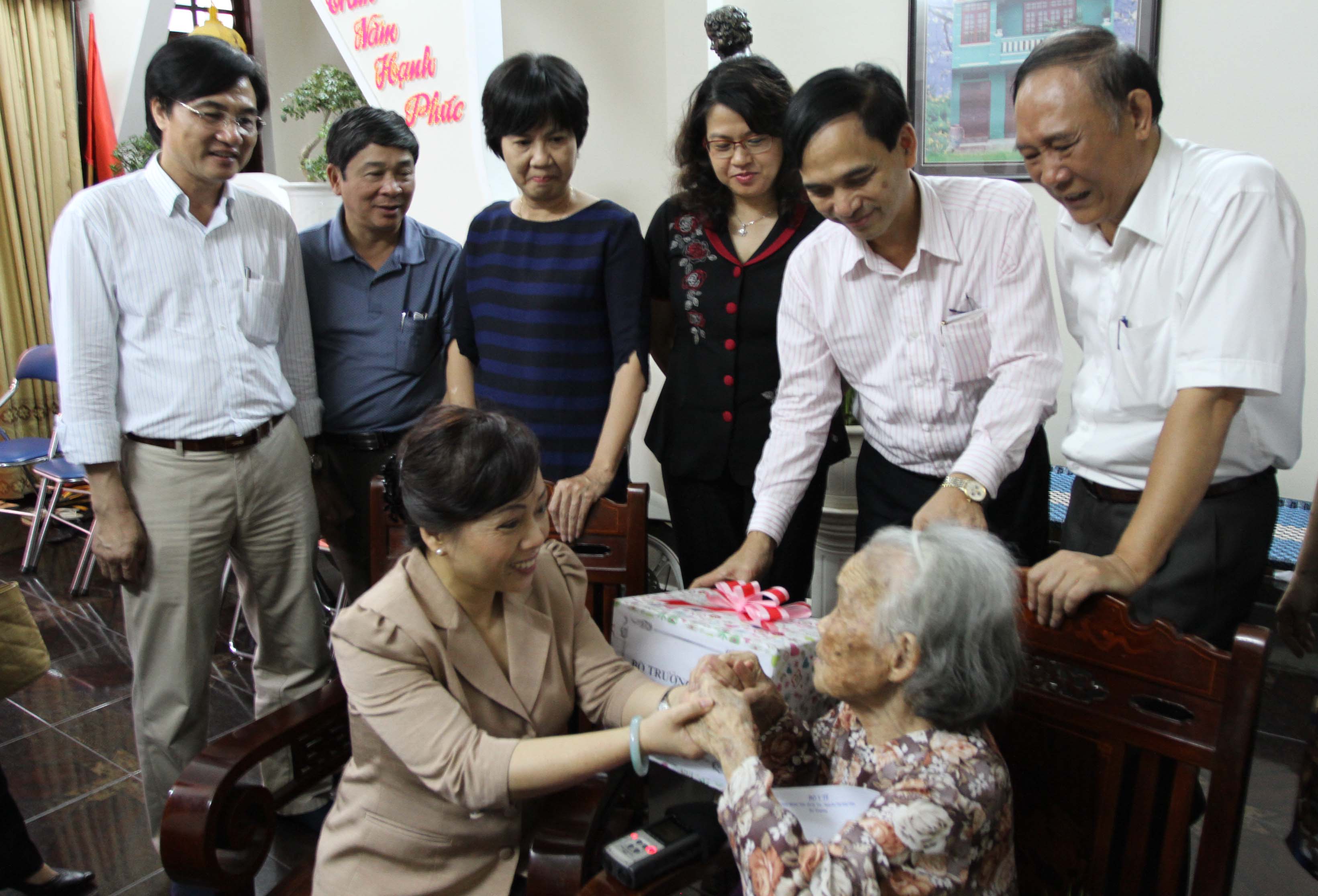 Bộ trưởng Nguyễn Thị Kim Tiến thăm  Mẹ VNAH 1