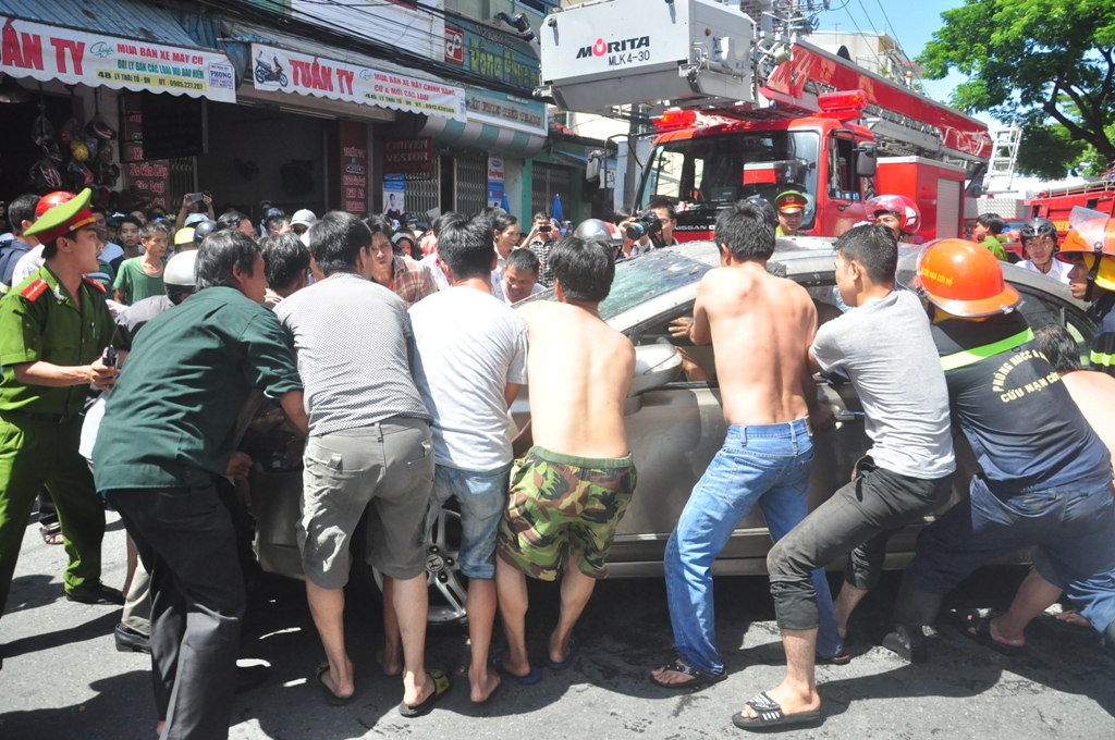 Hàng trăm người hoảng loạn khi cửa hàng mỹ phẩm bốc cháy và nổ lớn 11