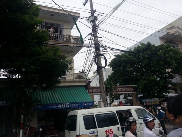 Một người đ&agrave;n &ocirc;ng bị điện giật ch&aacute;y s&eacute;m  2