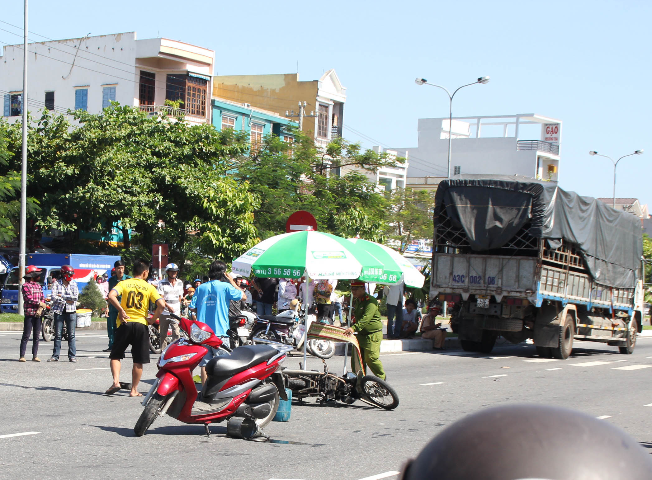 Thiếu nữ chết thảm trước địa điểm thi đại học 1